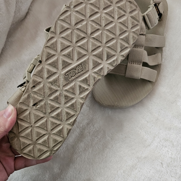 Sold via Insta - Picture 7 of 8